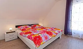 Eines der Schlafzimmer Wohnung 2