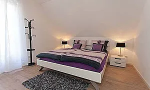 Eines der Schlafzimmer Wohnung 1