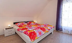 Eines der Schlafzimmer Wohnung 2