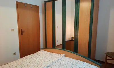 Großer Kleiderschrank im Schlafzimmer