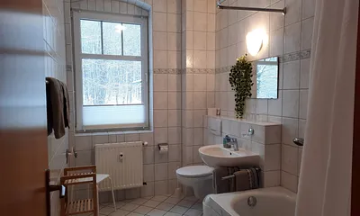 Bad mit Blick in den Buchenwald