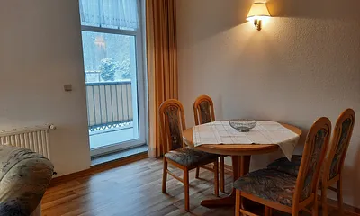 Essplatz im Wohnzimmer mit Blick auf den Balkon