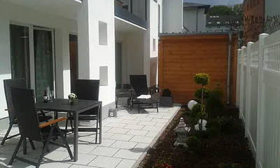 große sonnige Terrasse