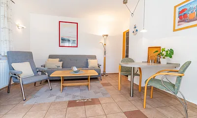 Kombinierter Wohn-, Ess- und Kochbereich mit Terrasse