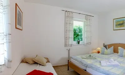 Schlafzimmer mit Doppel- und Einzelbett
