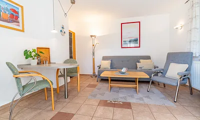 Kombinierter Wohn-, Ess- und Kochbereich mit Terrasse