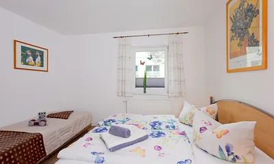 Schlafzimmer mit Doppel- und Einzelbett