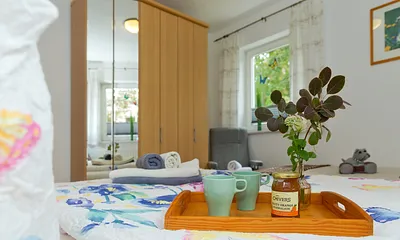 Schlafzimmer mit Doppel- und Einzelbett