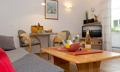 Kombinierter Wohn-, Ess- und Kochbereich mit Terrasse