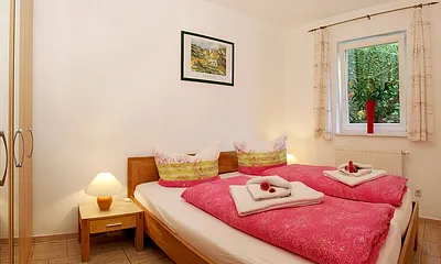 Schlafzimmer mit Doppelbett