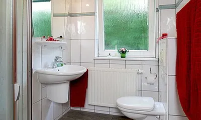 Badezimmer mit Echtglas-Dusche