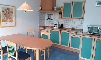 offene Küche mit großem Essplatz