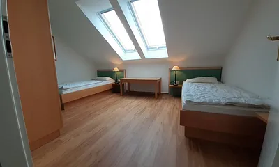Kinder-/Schlafzimmer mit 2 Betten