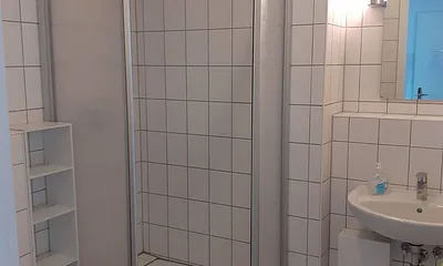 Bad mit Dusche und WC