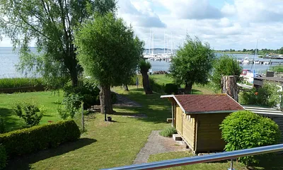 Blick vom Balkon über Bodden und Hafen