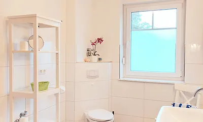 Helles Tageslichtbad mit ausreichend Platz