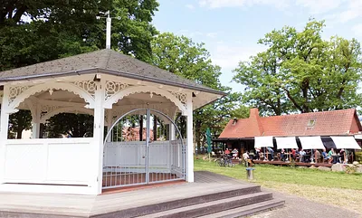 Am Kurpavillion mit Blick auf das empfehlenswerte Restaurant "Fisch- & Steakhouse"