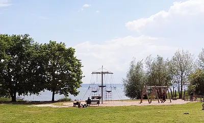 Der neue Kinderspielplatz direkt am Wasser