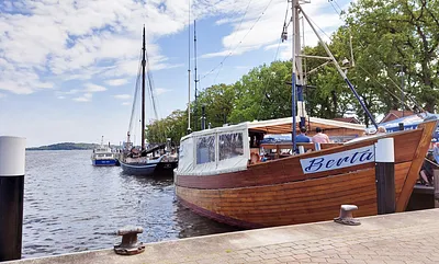 Der Hafen mit dem Räucherschiff "Berta" ist nur ein Steinwurf entfernt