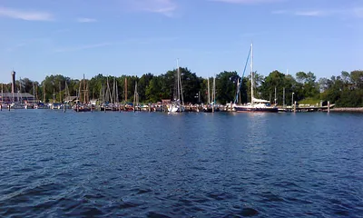  Blick auf den Hafen vom Wasser aus