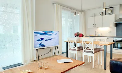 Offener und heller Wohnbereich mit zwei Sofas und 50-Zoll-Fernseher