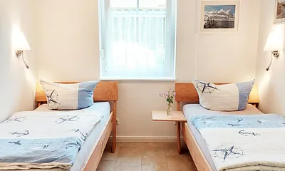 Zweites Schlafzimmer mit zwei Einzelbetten (90 x 200 cm)