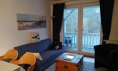 Wohnzimmer mit Tür zum Balkon