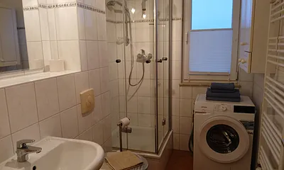 Bad mit Dusche und WM