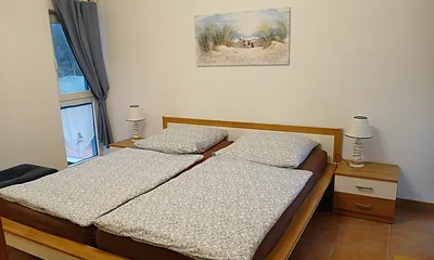Schlafzimmer mit Doppelbett