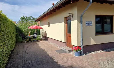 Sitzecke und Autostellplatz 