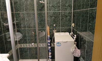 Bad mit Dusche und Kostenfreier Waschmaschine