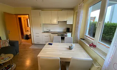 Wohnzimmer mit Essecke und Küchenzeile