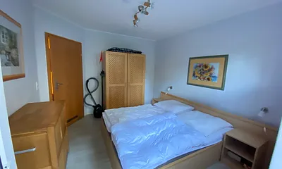 Schlafzimmer mit Doppelbett, 1,60m breit und Durchgang zur Terrasse