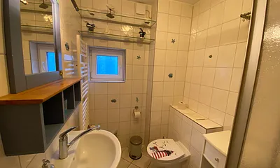 Bad mit Dusche, Waschbecken und WC