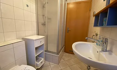 Bad mit Dusche, Waschbecken und WC