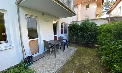 Terrasse mit Sitzecke, Begrenzung duch eine Hecke