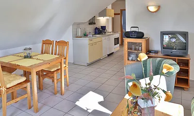 Wohn- und Essbereich mit Blick in die Küche