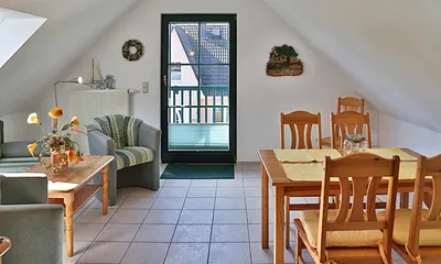 Wohn- und Essbereich mit Blick zum Balkon