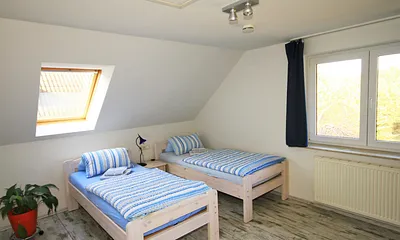 Schlafzimmer mit 2 Einzelbetten, Kleiderschrank und TV
