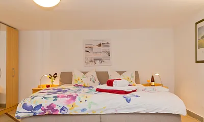 Schlafbereich mit Doppelbett