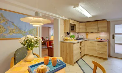 Küche mit Esstisch