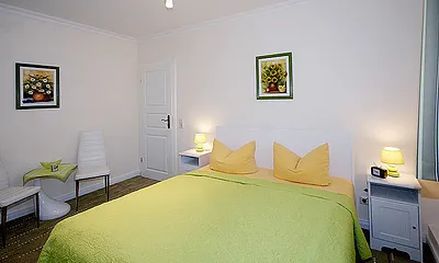 kombiniertes Wohn/Schlafzimmer mit Doppelbett