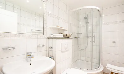 Badezimmer mit Dusche