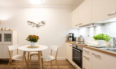 Küchenzeile mit Backofen und Spülmaschine