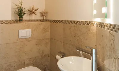 Bad in Marmor und Granit. Dusche mit Raindance Schwallbrause. Zweites sep. Gäste WC