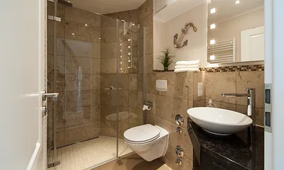 Traumbad in Marmor und Granit. Bodengleiche Dusche mit Raindance Schwallbrause