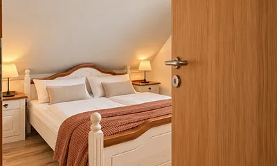 Gemütliches Schlafzimmer zum Entspannen und Erholen.