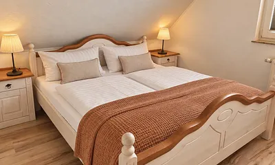 Gemütliches Schlafzimmer zum Entspannen und Erholen.