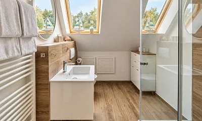 Badezimmer mit Dusche und natürlichem Tageslicht.