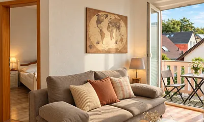 Wohnzimmer mit Balkon.